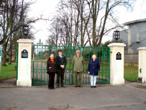 Wendy, Bowker, Stephen Sears, Michael Ransom and Val Taplin outside the gatesOutside the Ransom Gates